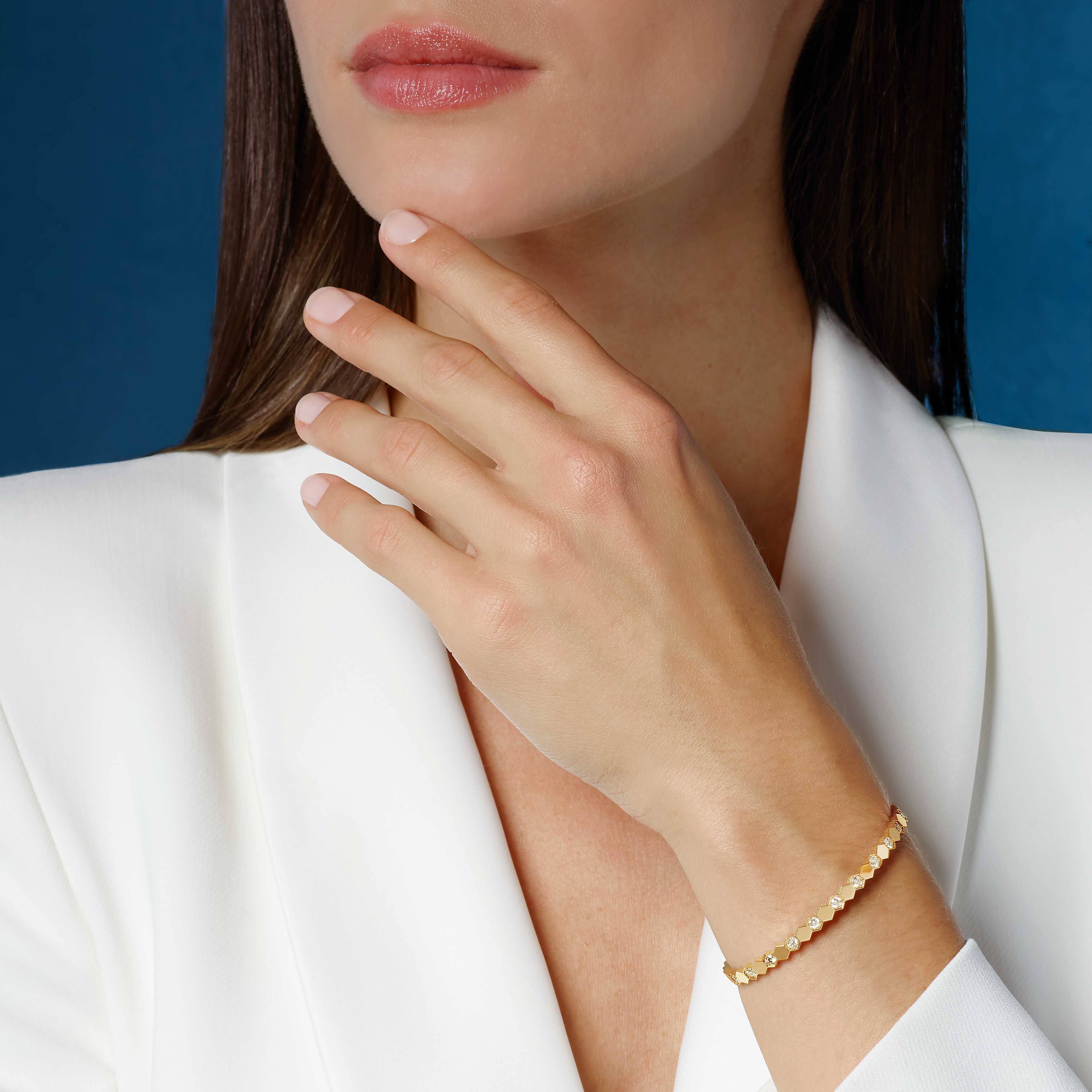 Chaumet Bracelet jonc Bee My Love en or jaune avec diamants Maison Birks